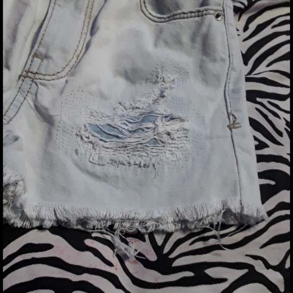 Mid rise Ripped Shorts - Picture 5 of 5